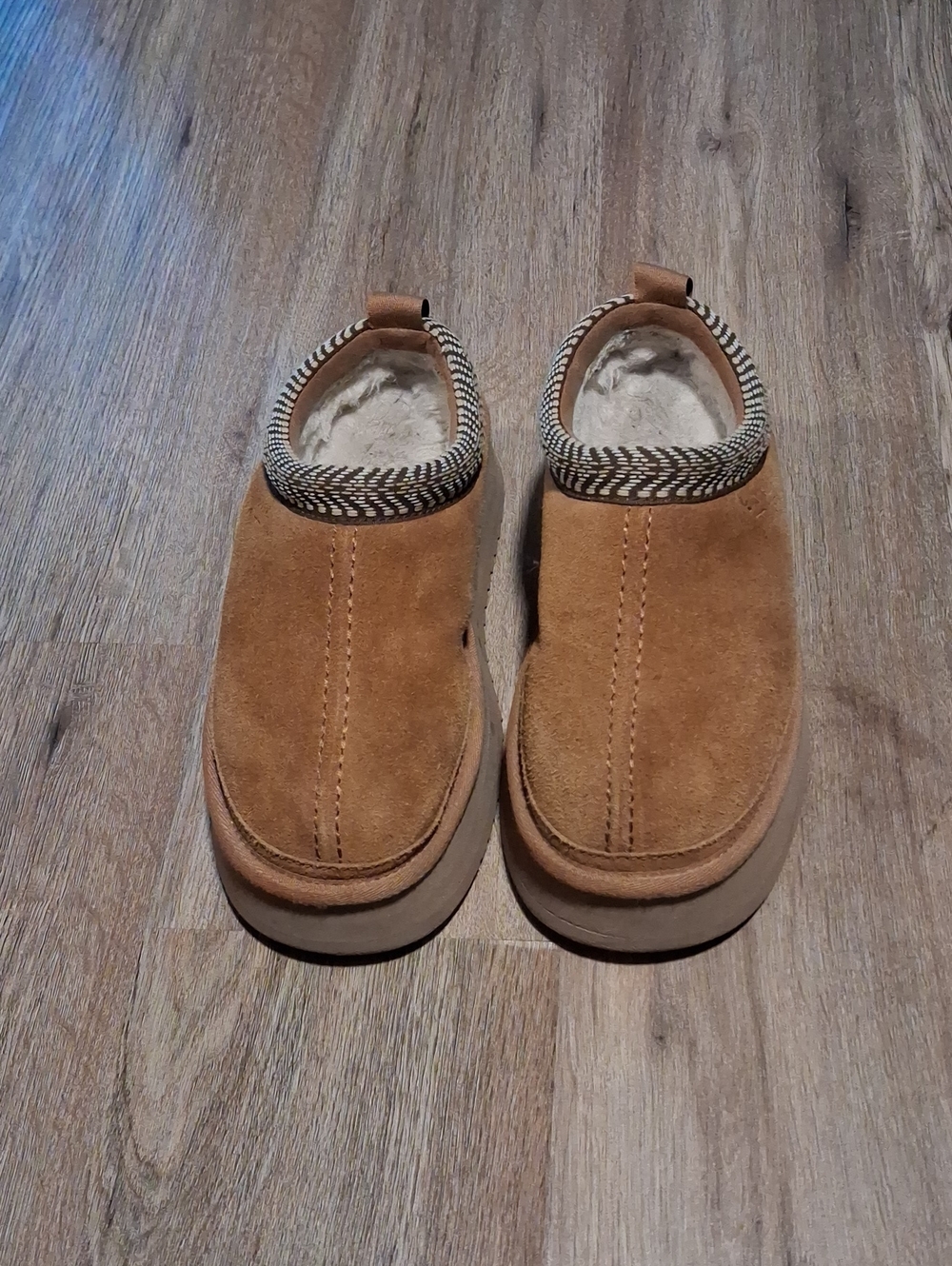 6 Koolaburra Tan Suede Slip-On Loafers with Patterned Collar